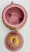 Load image into Gallery viewer, SOPERA DE OBA COLOR ROSADO Y DECORADA EN DORADO