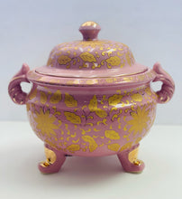Load image into Gallery viewer, SOPERA DE OBA COLOR ROSADO Y DECORADA EN DORADO